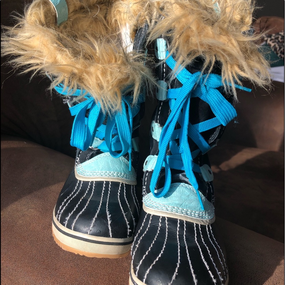 Sorel boots girls size 4 blue. Great condition